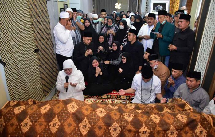 Ayahanda Wali Kota Surabaya Berpulang, Gubernur Khofifah Sampaikan Duka Cita Mendalam