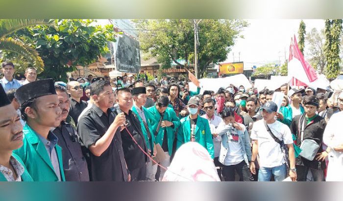 Ketua DPRD Ponorogo Temui Aliansi Mahasiswa yang Geruduk Kantor DPRD