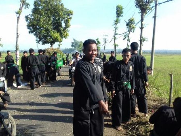 Turun Gunung, Pendekar PSHT Kerek Bersih-bersih Sampah