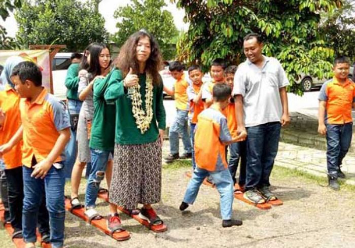 ​Keseruan Bule Main Permainan Trandisional Jawa