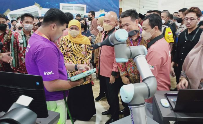 Buka Expo dan Expose 204 SMK PK se-Jawa Timur, Gubernur Khofifah Dorong Perluasan Ekosistem Digital