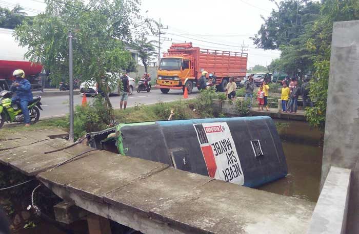 Bus Masuk Sungai Trosobo, Para Penumpang Berteriak Histeris