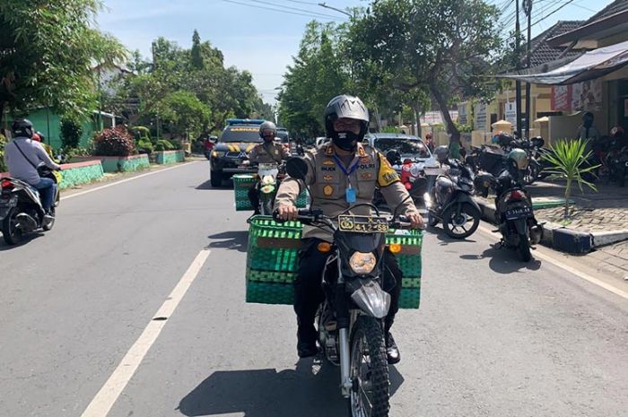 Pakai Rombong, Kapolres Bojonegoro Keliling Kampung Salurkan Beras Zakat