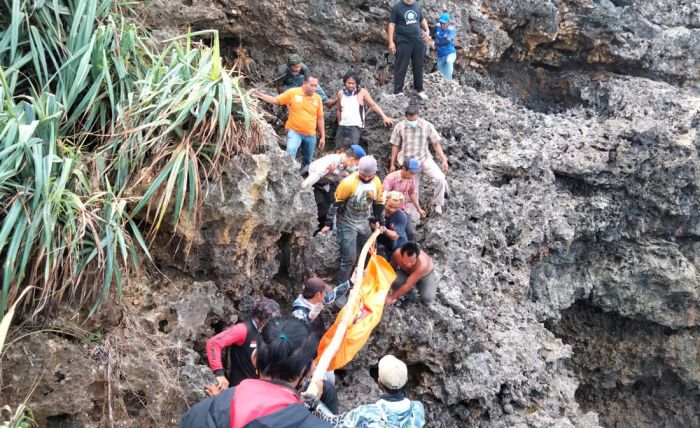 Pemancing Tewas Jatuh Dari Tebing Karang Setinggi 7 Meter di Blitar