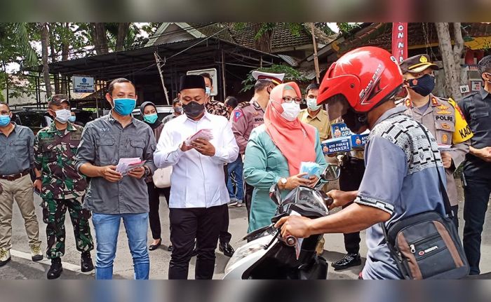 Peringati HPN 2021, KWG Bersama Gus Yani, Bu Min, Kapolres, Kadinkes, dan Kasdim Bagi-bagi APD