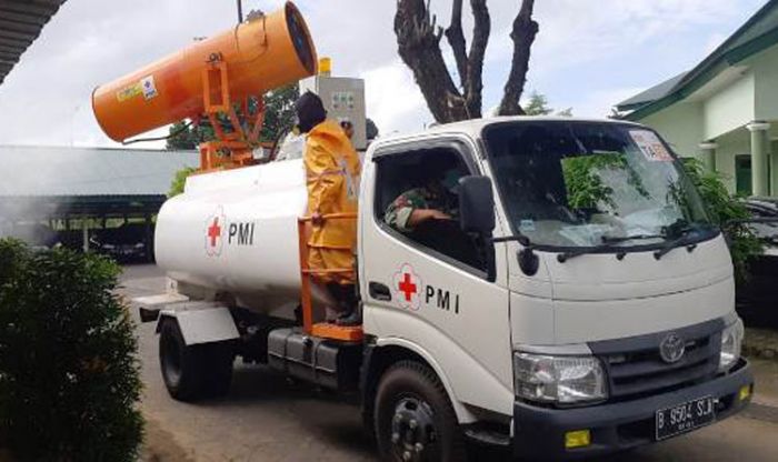 PMI Gresik Bersinergi Lakukan Penyemprotan Disinfektan di Area Makorem 084/Bhaskara Jaya