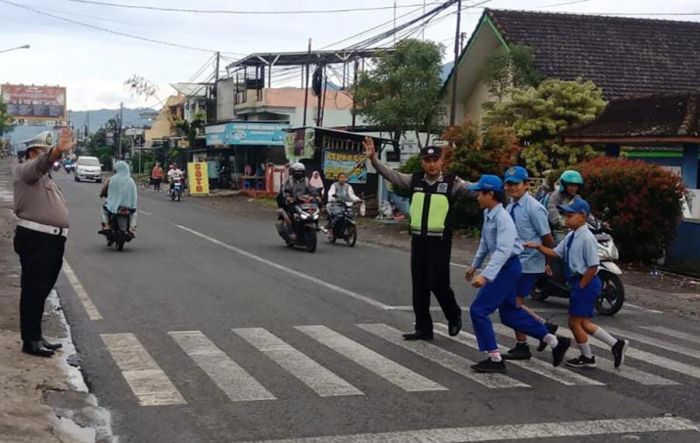 Operasi Keselamatan Semeru 2023, Polsek Pujon Beri Imbauan kepada Pengguna Jalan