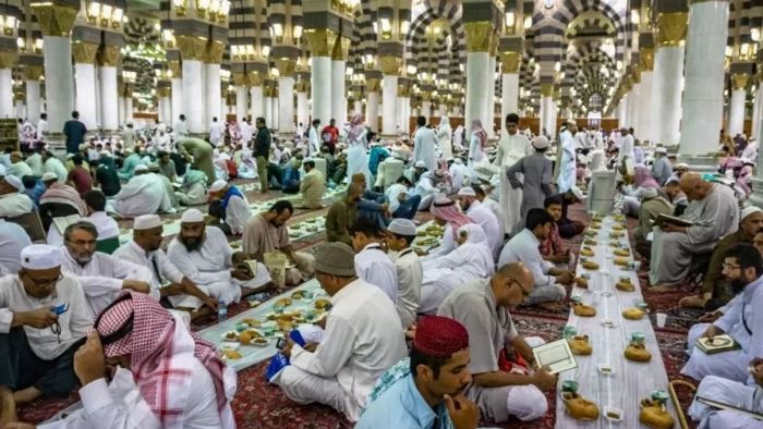 Menu Mewah Tapi Gratis, Inilah Catatan Buka Puasa di Masjid Nabawi Madinah