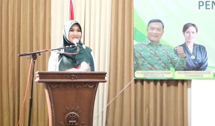 Ning Lia Beri Motivasi Perempuan Tani Lamongan dengan Pantun