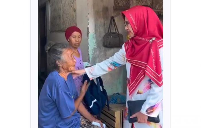 Sambangi Korban Rumah Terbakar di Karanglo, Bunda Indah Serahkan Bantuan