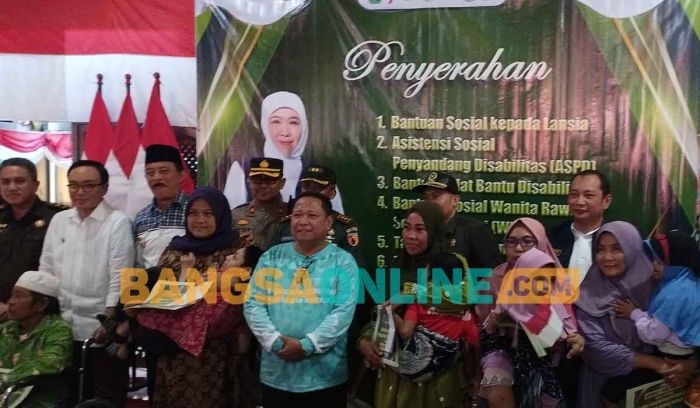 Gubenur Khofifah Salurkan Bansos di Pamekasan