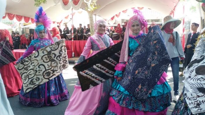 Fashion Batik Ramaikan Karnaval HUT ke-74 RI di Pamekasan