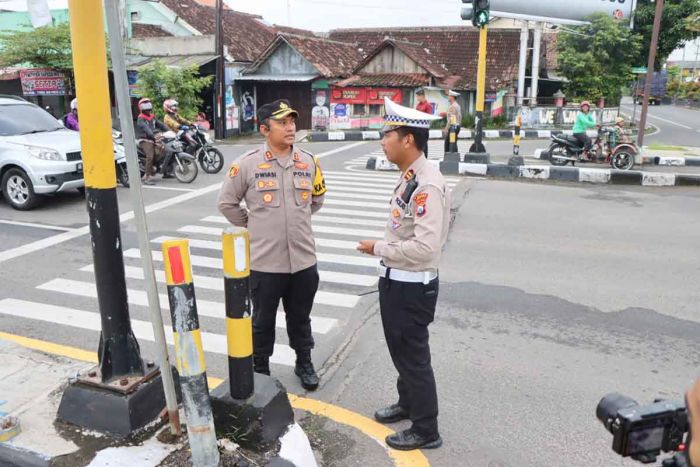 Tingkatkan Pelayanan Ke Masyarakat, Kapolres Ngawi Turut Lakukan Pengaturan Jalan