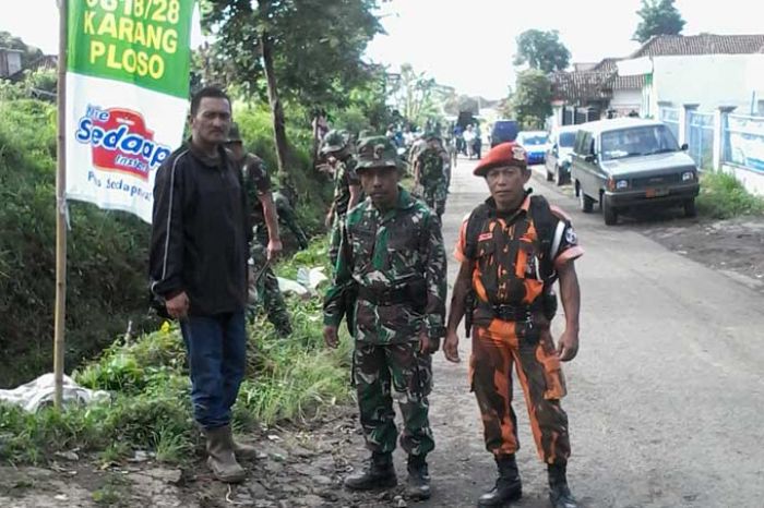 Anggota Koramil 0818/28 Karang Ploso Bersama Warga Desa Bocek Bahu Membahu Bersihkan Saluran Irigasi