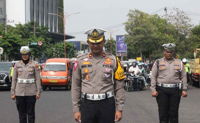 Personel Satlantas Polresta Sidoarjo Ajak Pengguna Jalan Heningkan Cipta saat Hari Pahlawan