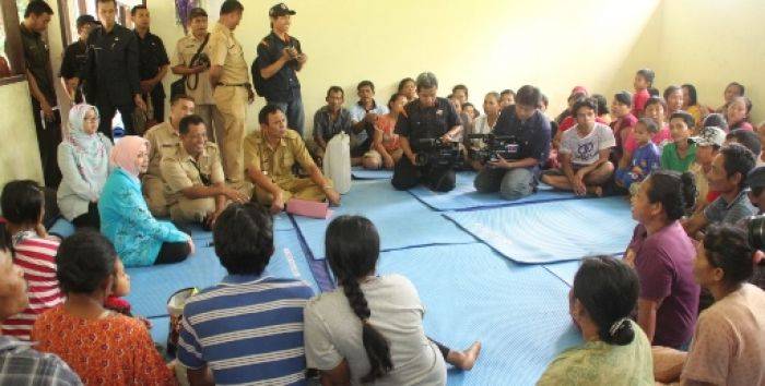 Sambangi Pengungsi Bencana Longsor, Bupati Kediri Minta Prioritaskan Kesehatan