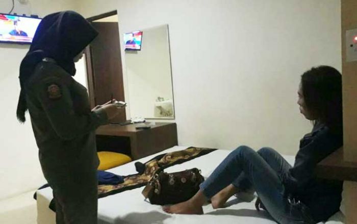 Razia Pekat, Polisi Amankan 1 Mucikari dan 1 PSK di Eks Lokalisasi Dolly