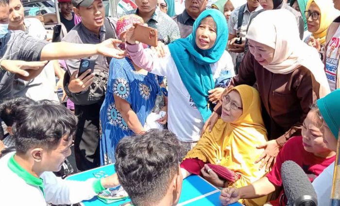 Kampanye Pilgub Jatim 2024, Khofifah Blusukan ke Pasar Soponyono