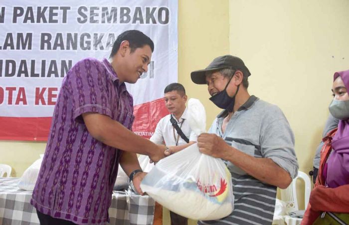 Bagikan Paket Sembako, Wali Kota Kediri Ajak Pedagang Untuk Jaga Inflasi Bersama