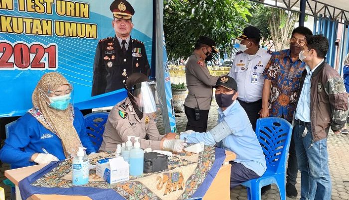 Lindungi Penumpang, Awak Bus Dites Urine dan Rapid Antigen di Terminal Kota Kediri