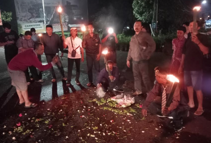 Bundaran Apollo Sering Makan Korban, Warga Gelar Tabur Bunga, Obor dan Tuntut Hal ini