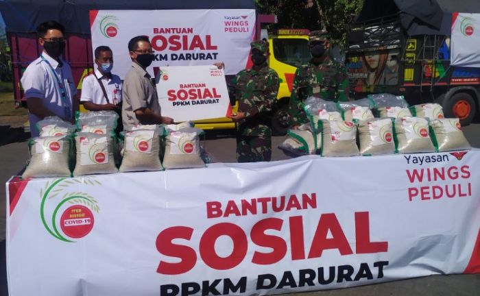 Korem 082/CPYJ Salurkan Ratusan Ton Beras dari Yayasan Wings Peduli untuk Warga Terdampak PPKM