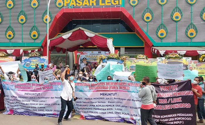 Tuntut Kejelasan Pembagian Kios, Pedagang Pasar Legi Ponorogo Gelar Demo Saat Acara Peresmian