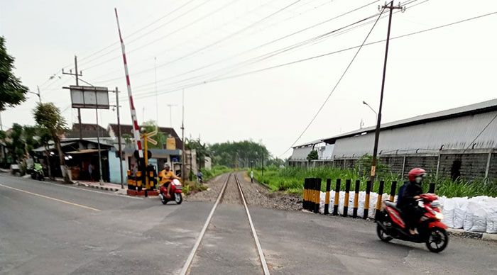 PT KAI Daop 7 Lakukan Penggantian Bantalan Rel di Kota Blitar