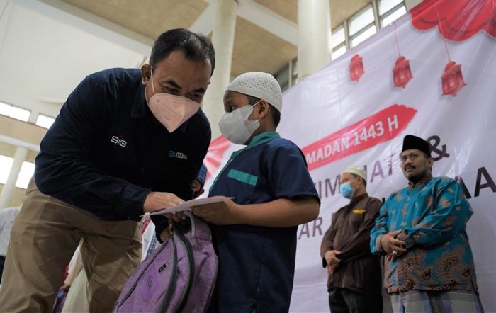 Safari Ramadan, SIG Berikan Satuni Anak Yatim, Pengurus Masjid, dan Bagikan 1.800 Paket Sembako