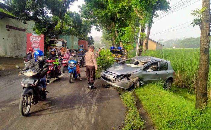 Ngantuk saat Mengemudi, Mobil Sedan Bermuatan 3 Orang Tabrak Pohon di Kediri