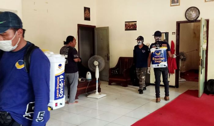 DPD NasDem Sidoarjo Semprot Disinfektan di Mabes Wartawan Sidoarjo