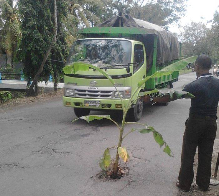 Akses Jalan Wisata Pantai Prigi Rusak, Pemkab Tulungagung Tutup Mata