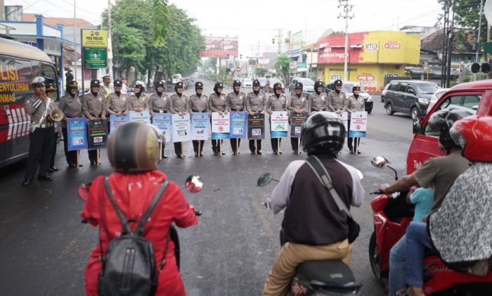 Cegah Bencana, Polwan Polres Probolinggo Kota Kampanyekan Jaga Lingkungan dan Kebersihan