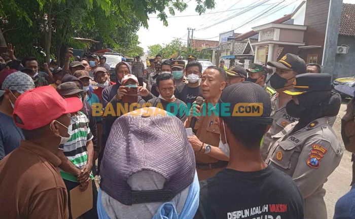 ​Didemo Ratusan Warga, Kepala Desa Bakalan Pule Lamongan Dituntut Mundur