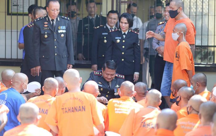 Kapolres Blitar Kota Rayakan Hari Bhayangkara ke-76 Bersama Tahanan