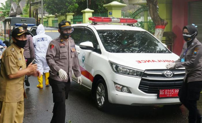 ​Petugas Evakuasi 16 Pasien Covid-19 ke Rumah Isolasi Pemkot Blitar