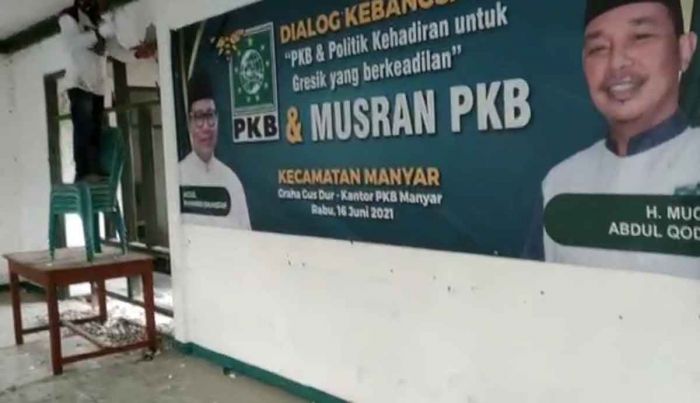 Beri Contoh, PKB Gresik Robohkan Kantor untuk Pelebaran Jalan Manyar