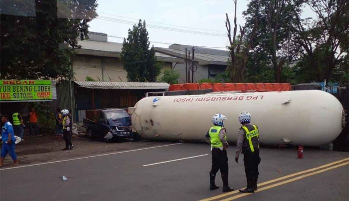 Truk Tangki LPG Terguling di Sidoarjo, 3 Orang Luka Parah