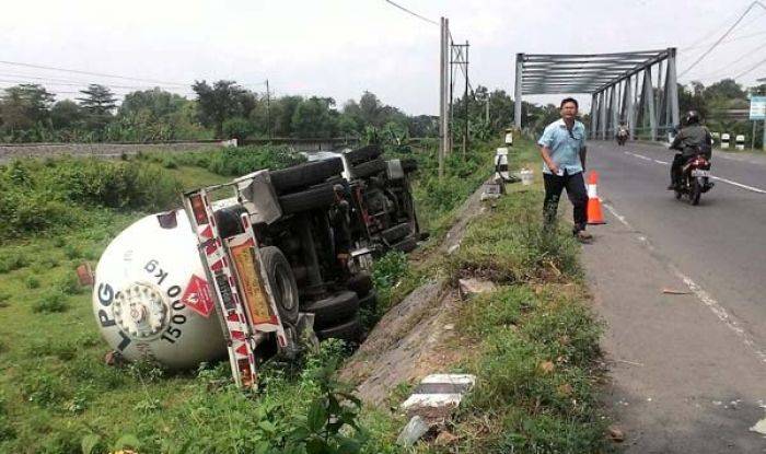 Sopir Ngantuk, Truk LPG Nyungsep di Parit Jembatan Kedung Soko Nganjuk