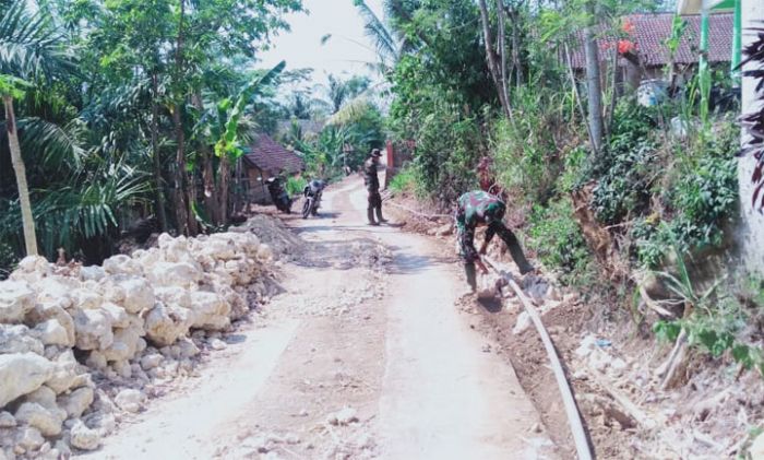 Jelang Penutupan TMMD, Penanaman Pipa Air Bersih di Desa Kedungsalam Dikebut