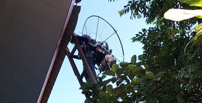 Turbulensi, Paramotor Gagal Take Off, Nyangkut di Atap SMAN 2 Batu