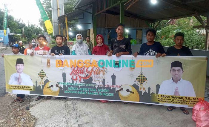 Berharap Keberkahan Ramadhan, Relawan Pandawa Jombang Bagikan Takjil