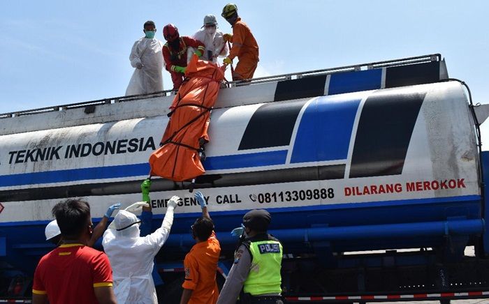 ​Diduga Terpeleset Minyak, Sopir Tangki di Tuban Ditemukan Tewas di atas Truknya