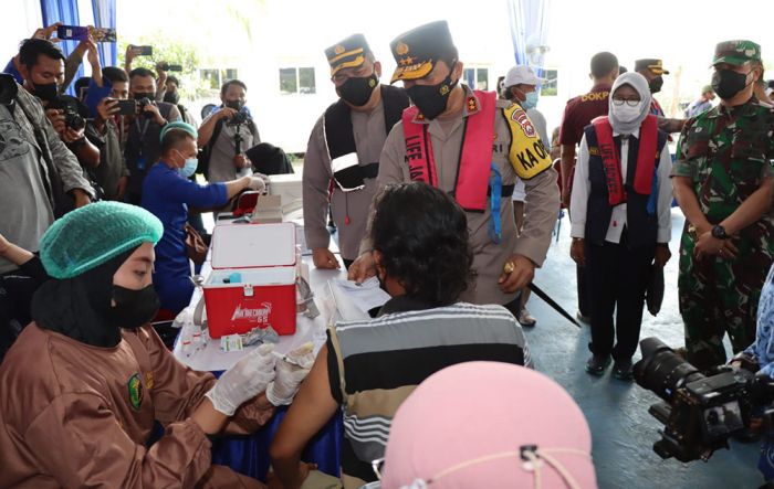 Kapolda Jatim Tinjau Vaksinasi Masyarakat Pesisir Gresik