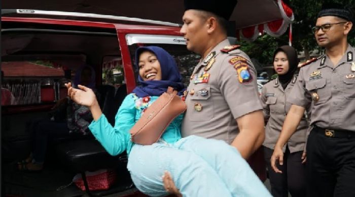 ​Momen Haru saat Kapolres Blitar Gendong Penyandang Disabilitas