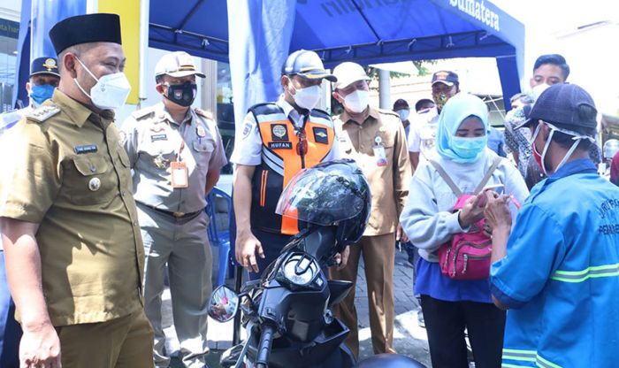 Bupati Gresik Pantau Uji Coba Penerapan e-Parkir di GKB