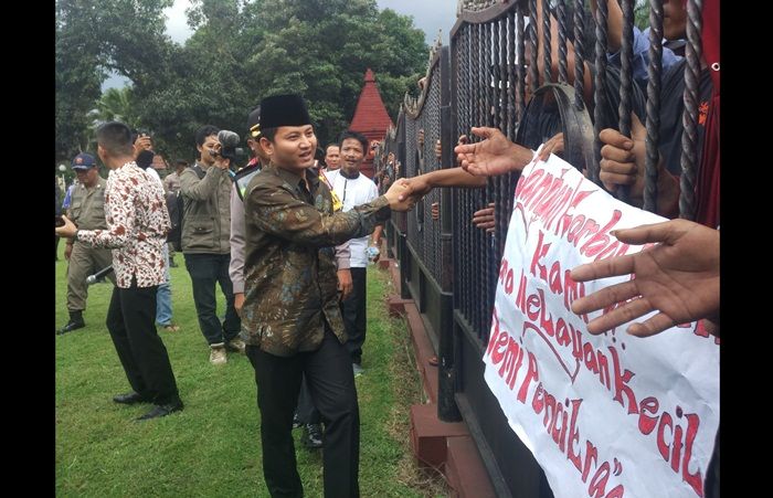 Hari Pertama Jabat Plt Bupati Trenggalek, Arifin Didemo Ribuan Nelayan