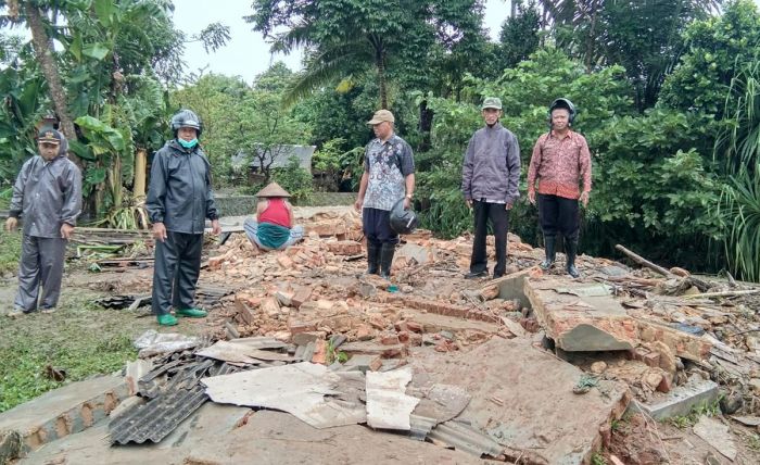 Banjir dan Bukit Longsor di Sangkapura Gresik: Rumah Tertimbun, Sekolah Ambruk, dan Jembatan Putus