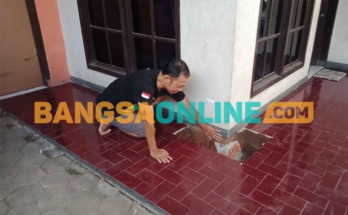 Heboh, Lantai Rumah Warga Pilang Probolinggo Keluar Asap dan Hawa Panas