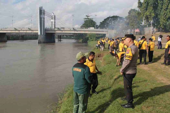 Peduli Lingkungan, Polres Kediri Kota dan Warga Bersih-Bersih Sungai Brantas